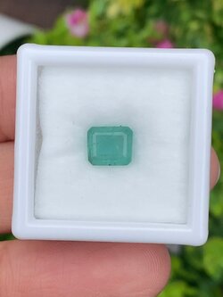 พลอย มรกต Natural Emerald แซมเบีย 1.37 กะรัต (Cts.) พลอยแท้ อัญมณีมงคลประจําวันเกิด เครื่องประดับพลอย