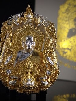 เหรียญเสมาบารมีพลิกชีวิตหลวงพ่อพัฒน์ รหัส 10 บรอนซ์ชุบ 2 กษัตริย์ (พิเศษเลี่ยมกันน้ำให้ฟรี)