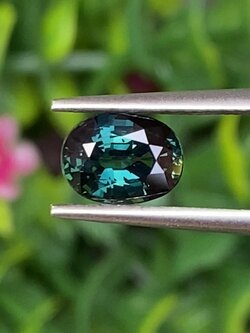 พลอย เขียวส่อง Blue - Green Sapphire 1.30 กะรัต (Cts.) ดิบ (Unheated) พลอยแท้ อัญมณีมงคลประจําวันเกิด เครื่องประดับพลอย