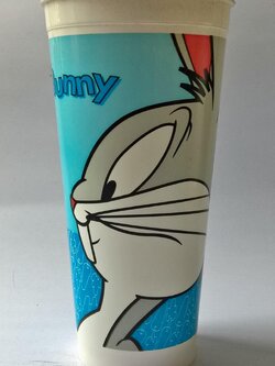 แก้วน้ำพลาสติกสีขาวฟ้า งานเก่า พิมพ์ลาย บั๊ก บันนี่ Bug Bunny ,Loony Toon ของสะสมจาก 7-11 ของเก่า โปรดตรวจสอบทุกภาพ