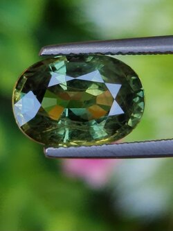 พลอย เขียวส่อง Green Sapphire 3.83 กะรัต (Cts.) พลอยแท้ อัญมณีมงคลประจําวันเกิด เครื่องประดับพลอย