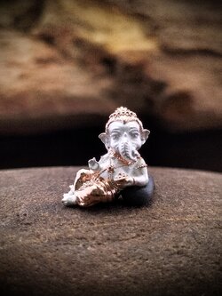 พระพิฆเนศปางเสวยสุข รุ่น สิทธายะ คเณชา3 รหัส 3 เนื้อสัมฤทธิ์ชุบ2กษัตริย์ (เงิน-นาค) ขนาดกว้าง 1.2 ซ.ม. สูง 1.2 ซ.ม.