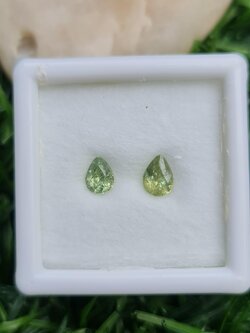 พลอย ดีแมนทรอยด์ การ์เน็ต Demantoid Garnet 0.58 Cts. 2 เม็ด (Pcs.) ดิบ Unheated พลอยแท้ อัญมณีมงคลประจําวันเกิด เครื่องประดับพลอย