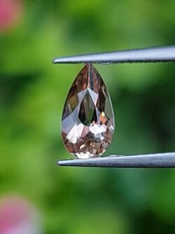 พลอย แอกซิไนต์ Axinite 0.84 กะรัต (Cts.) ดิบ Unheated พลอยแท้ อัญมณีมงคลประจําวันเกิด เครื่องประดับพลอย