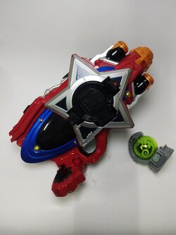 ปืนแปลงร่างคิวเรนเจอร์ (พร้อมโมดูล1 อัน) ขบวนการ12ราศี ราวๆ9นิ้ว,**ตัวอุปกรณ์ประกอบที่เป็นโมดูลหลวมจากที่ใส่ แค่กดแล้วอยู่เล่นได้ปกติ สภาพดีมีเสียงกลไกพับได้ปกติมีรอยบ้าง ขายพร้อมโมดูลพาร์ทเสริม