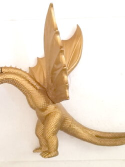 ซอฟ คิงส์กีโดร่า มังกรสามหัว งานของ Bandai ปี 1990 ขยับปีกสองข้าง หมุนหาง และหัวได้ สูงตั้งแต่เท้าถึงปลายปีกขณะกางปีก 23 ซม. ยาวจากหัวถึงปลายหาง29 ซม.