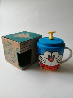 แก้วน้ำเซรามิกพร้อมฝาซิลิโคน ลายโดราเอม่อน"We Love Doraemon" ของสะสมจากเทสโก้ โลตัส,Ceramic glass, Doraemon "We Love Doraemon" collectible glass from Tesco Lotus,กล่องเก่าเก็บตามสภาพ โปรตรวจสอบทุกภาพ