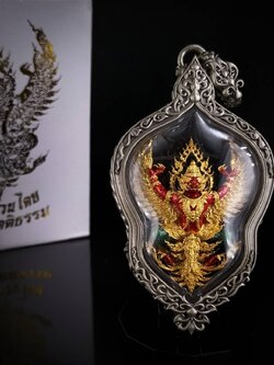 พญาครุฑ พญาเวนไตย รหัส 14 เนื้อทองลำอู่ชุบทองลงยา พร้อมเลี่ยมกรอบไวท์บรอนซ์ซาติน