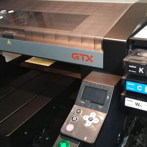 รับสกรีนเสื้อ DTG ทางเลือกดีที่สุดสำหรับงานลายหลากสีและงานด่วน