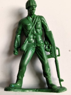 ของสะสม โมเดลพลาสติก ตุ๊กตาทหารยืนถือปืน สีเขียว จาก Greenerier International Inc.