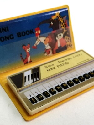 ของเล่น ของสะสมเรโทร เปียโน เปียนโน จิ๋ว, อีเล็คโทนนิ้ว, อีเลคโทนจิ๋ว, ,mini piano, pocket piano, mini song book อีเลคโทนตัวเล็ก ในซอฟพลาสติกพับพกพาได้ อยู่ในซองพกพายาวราว 10 ซม. ไม่มีแบตเตอรี สภาพไม่สมบูรณ์นัก เก่าเก็บของสะสมสภาพเดิมๆ มีแพคพลาสติก