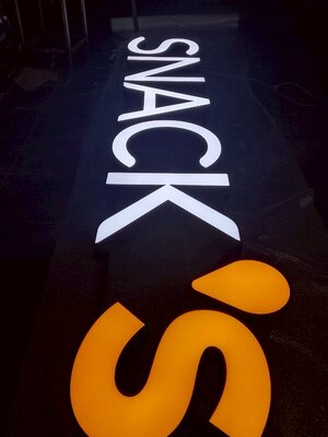 ป้ายไฟอักษรหน้าร้านขนม snack