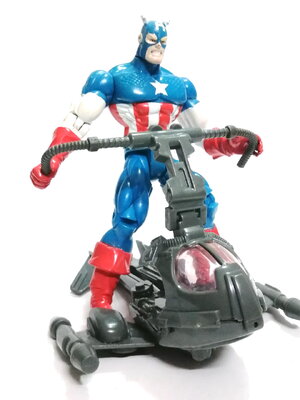 AFC งานเก่าขายตามสภาพ กัปตันอเมริกา ของ TOY BIS รุ่นเก่า ราวปี 1990 อุปกรณ์ครบ ขนาดประมาณ6นิ้วตามรูป แกะออกจากแผงนานแล้ว โล่ห์สปาร์ค ยังดึงได้มีไฟ ยานเครื่องบินเจ็ทครบเซ็ท หายาก