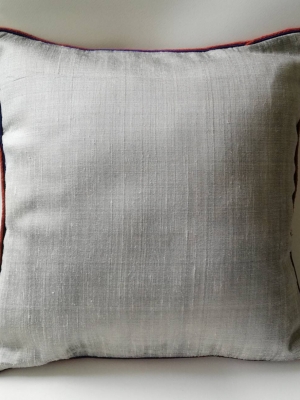 ปลอกหมอนอิงผ้าไหมไทยเท้2เส้น 16"*16" ของใหม่มีรอยเปื้อนเล็กน้อยตามภาพสุดท้าย เนื้อผ้าแบบมีเท็กเจอร์ เนื้อนุ่ม เย็น สีเทา แต่งกุ๊นขอบ2ชั้นด้วยสีแดงและสีน้ำเงิน ติดซิปซ่อน