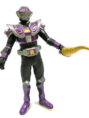 ของเล่น ของสะสม ซอฟ5นิ้ว ไรเดอร์ โอจา จากภาพยนตร์ คาเมนไรเดอร์ริวคิ อยู่ในชุด" เคียวโมโต้ คอลเลคชั่น มินิซอฟ" ขนาดสูง 14 ซม. มือถือดาบถอดได้ ขยับแขนและลำตัวได้ ทำสีสำเร็จ งานเก่าเก็บหายากแล้ว