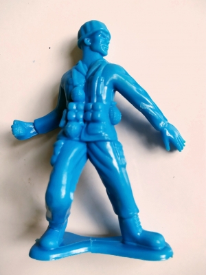 ของสะสม โมเดลพลาสติก ตุ๊กตาทหารยืนทำท่าปาระเบิด สีฟ้า จาก Greenerier International Inc.