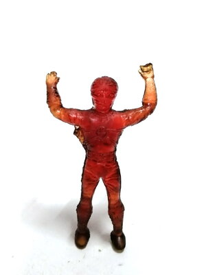 ตุ๊กตุ่นยางแอ๊นท์ ยอดมนุษย์สายรุ้ง สีแดงอมส้มขนาด2-3นิ้ว เก่าเก็บตามสภาพ มีรอย