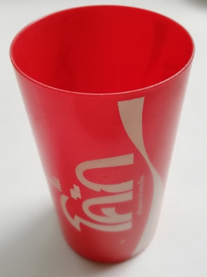 ของเก่าสะสม แก้วน้ำพลาสติกขนาดสีแดง ของสะสมจากCoca Cola เส้นผ่าศุนย์กลางประมาณ 2.6" ก้น 2.2" ความสูงประมาณ 4.7" **ของเก่ามีตำหนิ โปรดตรวจสอบทุกภาพ