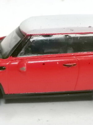 รถเหล็กงานเก่าสะสม สีแดง หลังคาสีขาว **สีถลอก มีตำหนิ ตามภาพ ขนาดยาวราว 10 ซม.ขายตามสภาพเก็บสะสม