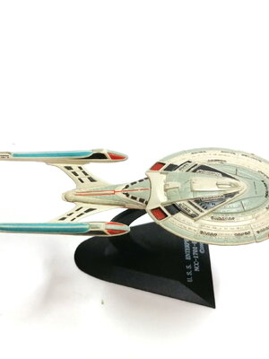 ของสะสม ยาน uss Enterprise NCC 1701 E ขนาดยาวราว 6 นิ้ว ถอดได้บางชิ้น พร้อมฐาน งานเก่าเก็บ