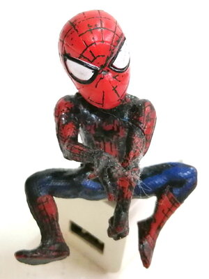 ฟิกเกอร์ สไปเดอร์แมน กึ่งSD ท่านั่ง สามารถนำไปวางประดับได้ ท่านั่งยิงใย ทำสีสำเร็จ ขนาดราว 8 ซม. เก่าเก็บ