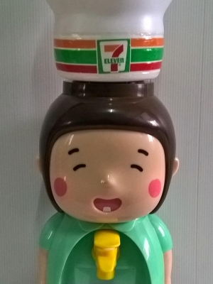 ของสะสมน่ารัก ตู้กดน้ำรูปตุ๊กตา7-11 ใส่น้ำบริเวณหมวกสีขาว กรุณาเลือกแบบ