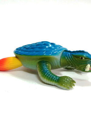 ซอฟ 4 นิ้ว TOMY DAIEI (โทมี่ ไดเอะ)ซอฟทำเลียนแบบของเก่า สัตว์ประหลาด กาเมร่า ท่าบินติดไอพ่นจรวด สีฟ้าเขียว จรวดเหลืองส้ม สภาพดี งานเก่าหายาก