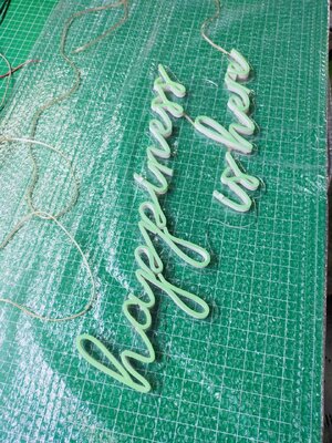 ป้ายไฟนีออนดัด สีเขียว # happiness is here -อะคริลิคใสรองหลัง -ขนาด24.4*17cm