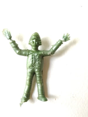 ตุ๊กตุ่นแอ๊นท์ถุงถั่ว หุ่นยนต์ ขนาด 2.5 นิ้ว สีเงินบรอนส์ งานเก่าหายาก ***สภาพพอใช้ ข้อมือมีรอย