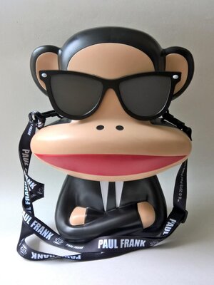 ใหม่ แกะแพ็คเพื่อถ่ายรูป ของสะสม ถังข้าวโพด ลิงปากแดง ใส่ชุดสูท "พอล แฟร้งค์ Paul Frank" พร้อมสายสะพาย จากเมเจอร์ ซีเนเพล็ก Major Cineplex ขนาดประมาณ 30*27 cm.