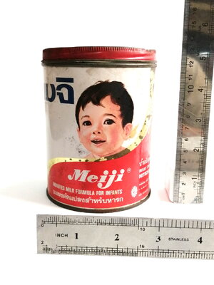 กระป๋องสังกะสี นมผงเมจิ รุ่นเก่า สภาพตามที่เห็น มีรอยตำหนิบ้าง บนฝามีกระดาษกาวติดไว้ เก่าเก็บสภาพดี ขายตามสภาพ
