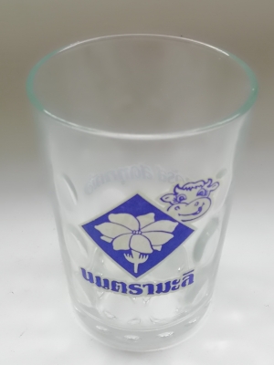 ของเก่าสะสม แก้วน้ำของสะสมจากนมตรามะลิ แก้วมีลายจุดในตัว พิมพ์ลายโลโก้นมตรามะฃิ และวัว เส้นผ่าศุนย์กลางประมาณ 7cm. ความสูงประมาณ 9.5 cm.