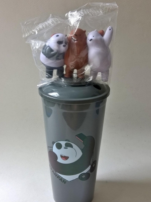 ของสะสมจากร้านกาแฟ "กาแฟมวลชน - Arabitia, we BARE BEARS" แก้วน้ำสีเทาหมีแพนด้า ปันปัน panpan พร้อมท็อปเปอร์ หมีกอดกัน3ตัว ขนาดประมาณ 25*10 cm. 5อดท็อปเปอร์เป็นกระปุกออมสิน