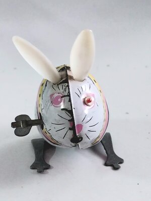 มือ2 งานเก่าสะสม โปรดดูทุกภาพ กระต่ายสังกะสี ขนาดตามภาพ ลานหมดสภาพดี เป็นงานสะสม