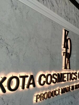 ป้ายตัวอักษรซิงค์ไฟออกหลัง ซิงค์ทำสีดำ ไฟออกหลังสีวอมไวท์ พื้นเป็นอะลูมิเนียมคอมโพสิต4304