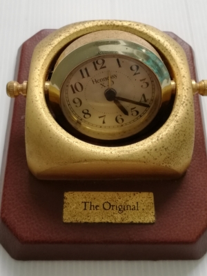 ของสะสม นาฬิกาเก่าจาก Hennessy X.O, The Original -​Old Collectble Watch from Hennessy X.O, The Original ตัวเรือนเป็นเหล็ก ฐานรองสี่เหลี่ยมหุ้มหนัง PVC ด้านหลังบุกำมะหยี่, Its 'body is metal and the base coveted with PVC leather, back us Velvet, work