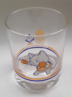 ของเก่าสะสม แก้วน้ำของสะสมจากนมตรามะลิ เครื่องดื่มอาหารนมเป็นทางการ กีฬาซีเกมส์ SEA GAMES BANGKOK 1985 ลายแมวชกมวย เส้นผ่าศุนย์กลางประมาณ 7 CM. ความสูงประมาณ 9 CM.