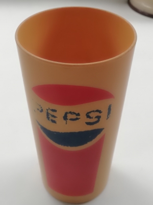 ของเก่าสะสม แก้วน้ำพลาสติก ของสะสมจากPepsi เส้นผ่าศูนย์กลางปากแก้วประมาณ 3" ก้นแก้วประมาณ 2" แก้วสูง 5.7" **มีตำหนิ ตามภาพ
