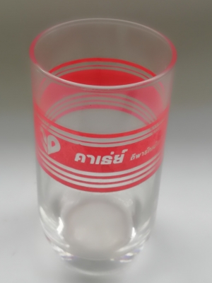 ของเก่าสะสม แก้วน้ำพิมพ์ลายแส้นสีแดง ของห้างคาเธย์ดีพาร์ทเม้นท์สโตร์ เส้นผ่าศุนย์กลางประมาณ 2" ความสูงประมาณ 4.5"