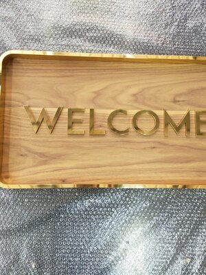 ป้ายอักษรทองเหลืองขัดเงา ยกขอบ รองพื้นไม้