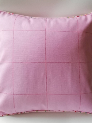 ปลอกหมอนอิงขนาด16"*16" สีชมพูหวานผ้าค๊อตต้อนเนื้อหนา แต่งด้านหน้าด้วยการตีตารางและกุ๊นขอบด้วยผ้าค๊อตต้อนชมพูลายเชอรี่สีแดงน่ารัก ติดซิปซ่อนชมพู