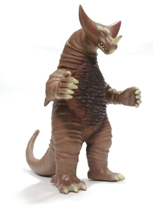 ซอฟ 5.5 นิ้ว สปาร์คดอล ไม่มีสติ๊กเกอร์ สัตว์ประหลาด โกโมร่า จากอุลตร้าแมน BANDAI 2012 CHINAสภาพดี มีรอยเล็กน้อย