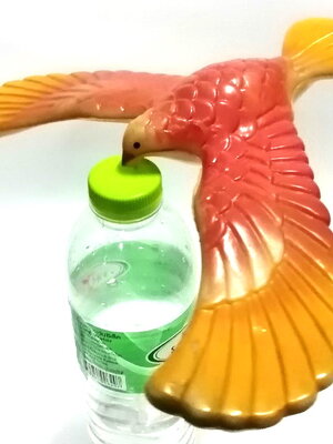 นกบิน สมดุล ของเล่นยุค 90 นกที่วางบนอะไร แล้วจะลอยตัวอยู่ได้อย่างสมดุล ของเล่นเก่าตามสมัย หายาก สภาพดี ***สีลอกตามเวลางานเก่าแท้ ขายตามสภาพ