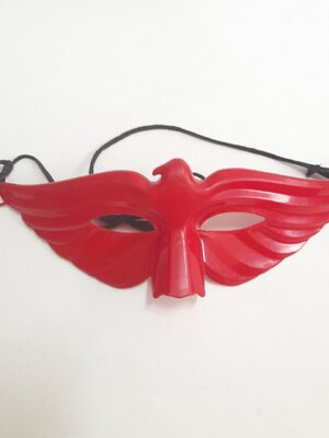 ของที่ระลึกจากโรงภาพยนตร์ ***ยางรัดเสื่อมตามสภาพ ไม่มีกล่อง สภาพเก่าเก๋บสะสม มือสอง หน้ากากอินทรีแดง รุ่นอนันดา พลาสติกแข็ง ขนาดตามรูป