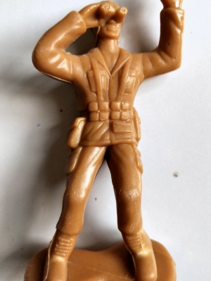 ของสะสม โมเดลพลาสติก ตุ๊กตาทหารยืนส่องกล้อง สีน้ำตาลอ่อน จาก Greenerier International Inc.