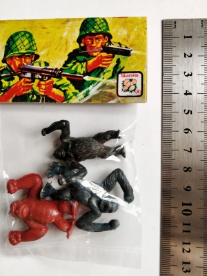 ของเล่นเก่า ของสะสมเรโทร ตุ๊กตุ่นคิงคองพลาสติกท่าทางต่างๆในแพ็คเก่าเดิมๆ แพ็คละ 3 ตัว สีน้ำเงินเข้ม-ดำ-แดง