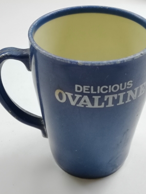 ของเก่าสะสม แก้วน้ำพลาสติกขนาดเล็กสีฟ้า ด้านในสีขาว ของสะสมจากOvaltine 'Delicious OVALTINE' เส้นผ่าศุนย์กลางประมาณปากแก้ว 2.7" เส้นผ่าศูนย์กลางก้นแก้ว 2.2" ความสูงประมาณ 3.8" **ของเก่ามีตำหนิ โปรดตรวจสอบทุกภาพ