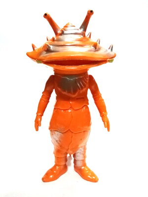 สัตว์ประหลาด คาเนก้อน จากซีรีย์ อุลตร้าQ ที่เป็นภาพยนตร์ไซไฟ ก่อน อุลตร้าแมน คาเนก้อนตัวนี้ ขนาด7นิ้ว ซอฟเนื้อส้ม พ่นสีบางจุดแบบงานเก่า ขยับหัวและแขนได้ สภาพสะสม งานปี 1984