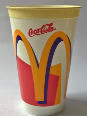 แก้วน้ำพลาสติก แก้วเครื่องดื่มเย็น จากแมคโดนัลด์ Mc Donald ของเก่า**รอบปากแก้วมีสีเข้ม โปรดตรวจสอบทุกภาพ