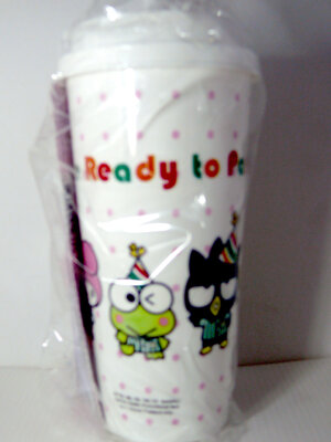 แก้วน้ำอัดลม ขนาดประมาณ 18 ออนซ์ ของสะสมจาก 7-11 Sanrio Collection สี ขาวลายจุดชมพู ลายรวมการ์ตูน Sanrioใส่เสื้อ 7-11 : คิตตี้ ,มายเมโลดี,กบเคโระ ,ปอมปอม ปุริน,แบตสึมารุ